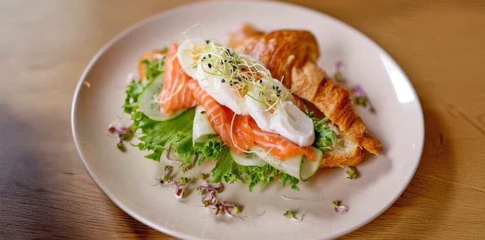 Круассан с лососем